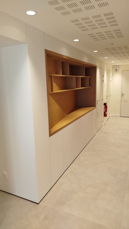 Conception de mobilier en bois sur mesure avec banc d’accueil pour locaux professionnels à La Ciotat