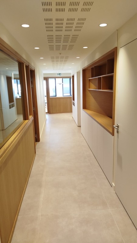 Conception de mobilier en bois sur mesure avec banc d’accueil pour locaux professionnels à La Ciotat