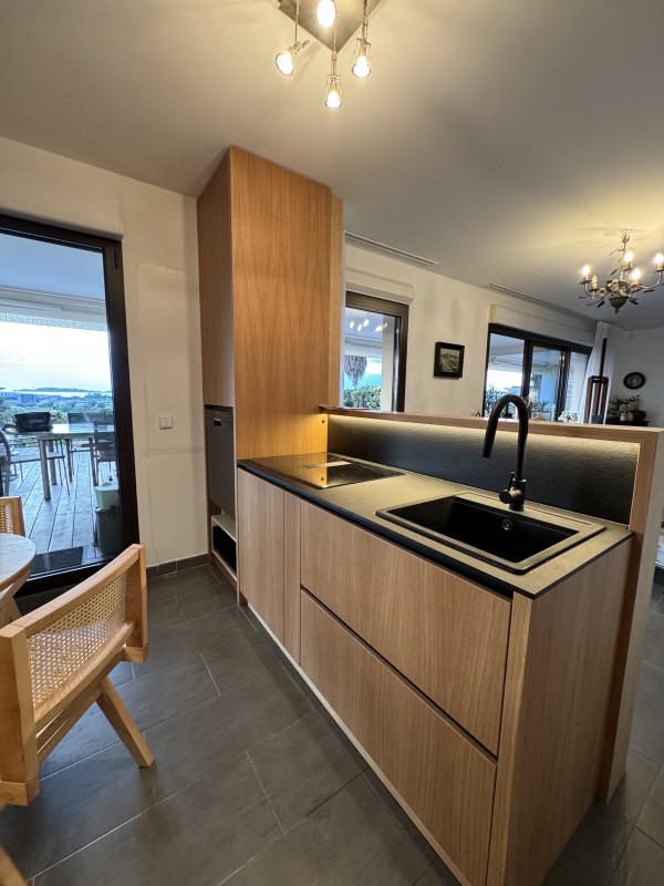Vue complète d’une cuisine en bois moderne réalisée par un menuisier à La Ciotat