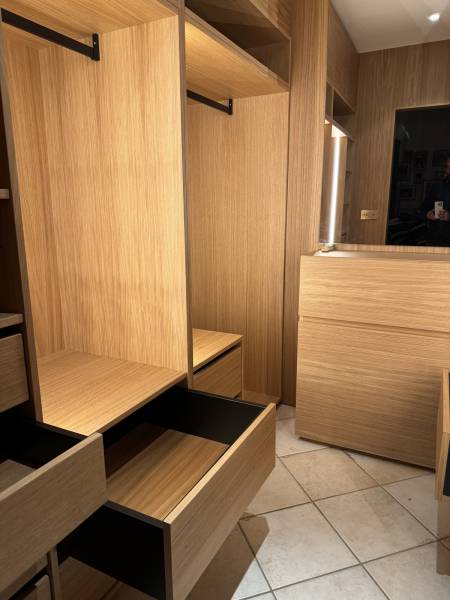 Agencement d'un Dressing sur Mesure en Bois en Corse du Sud