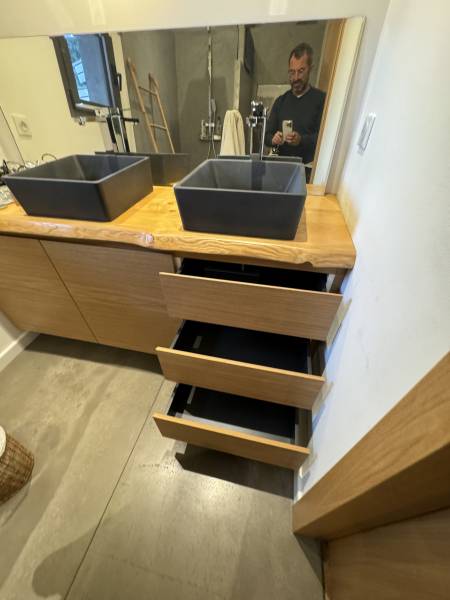Vue d’ensemble du meuble vasque conçu par un menuisier en Corse