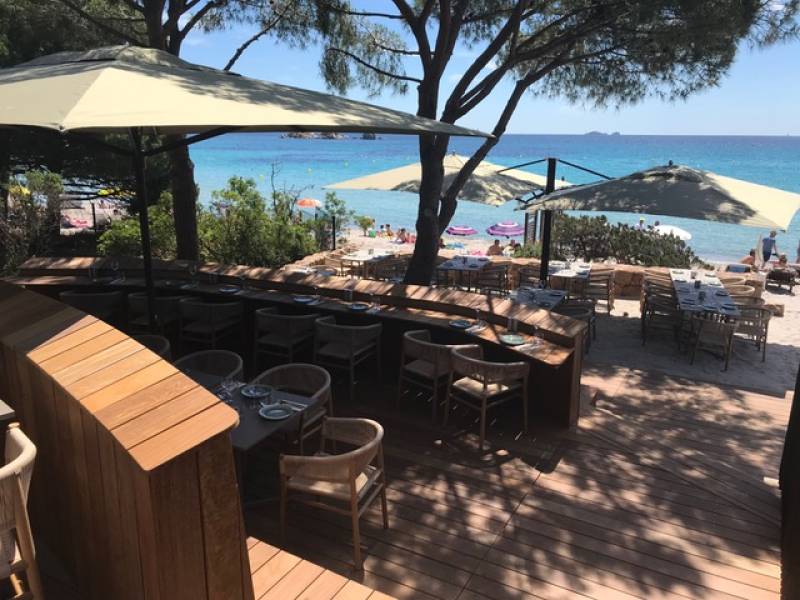 Vue du bar en bois sur mesure pour la plage Sea Lounge en Corse