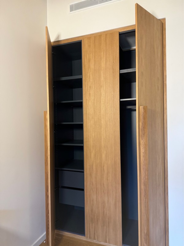 Dressing intégré avec étagères en bois sur mesure