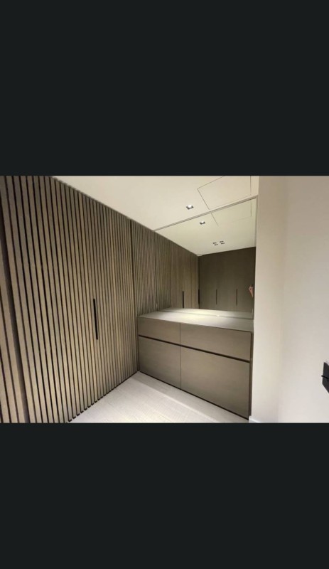 Artisan menuisier pour concevoir un dressing sur mesure en bois porte esprit claustra à Porto Vecchio en Corse