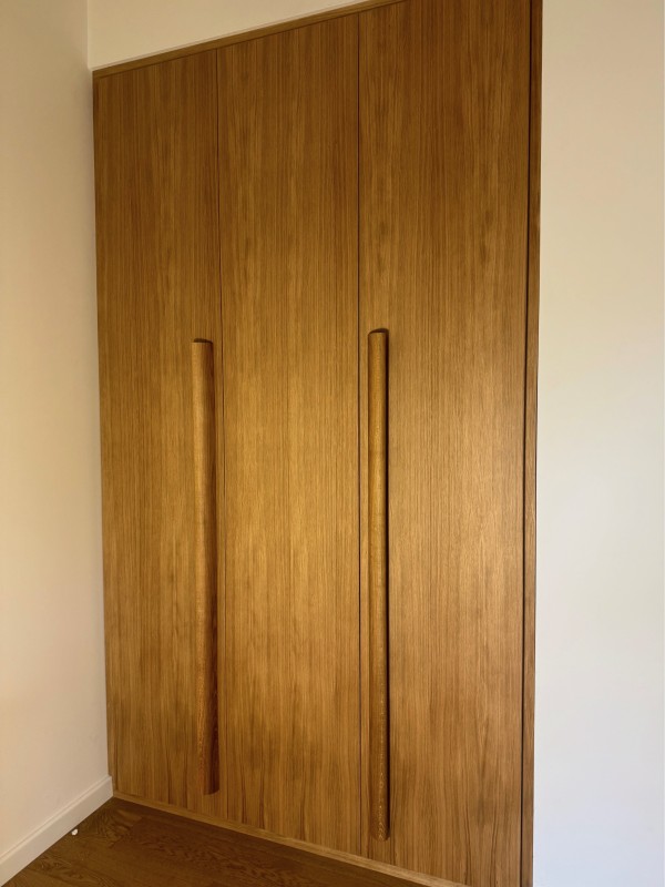 Porte de placard en bois de chêne sur mesure avec poignées personnalisées