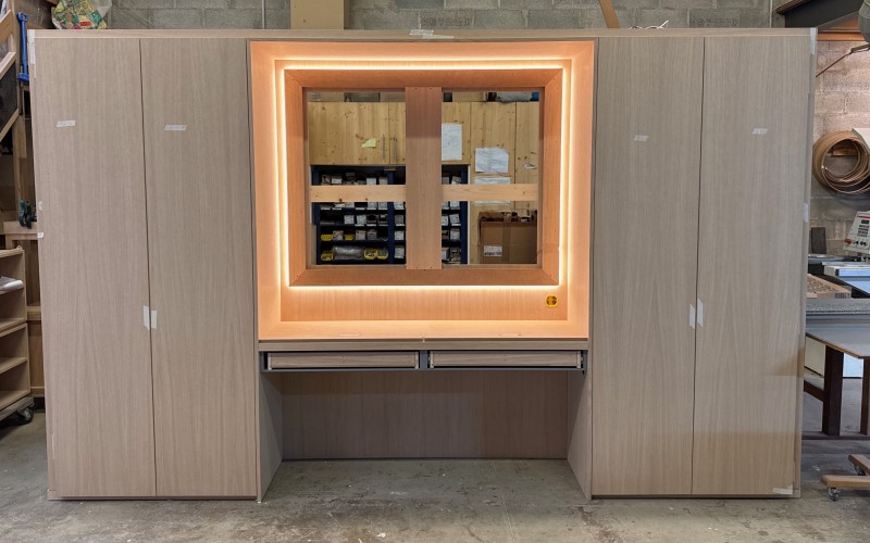 Dressing en chêne naturel réalisé sur mesure à Toulon, avec coiffeuse intégrée et éclairage LED – LV Atelier