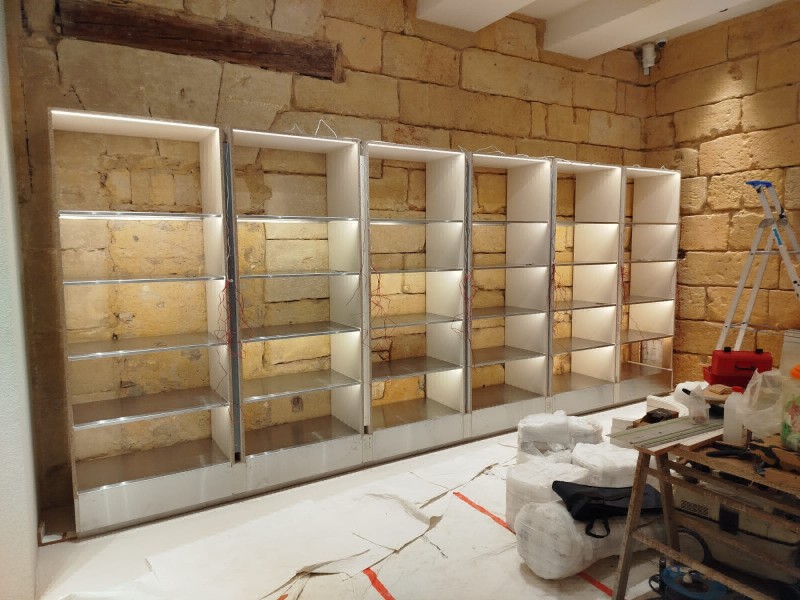 Fabrication et conception d'étagères en bois massif pour magasin haut de gamme et luxe à Cannes dans le 06