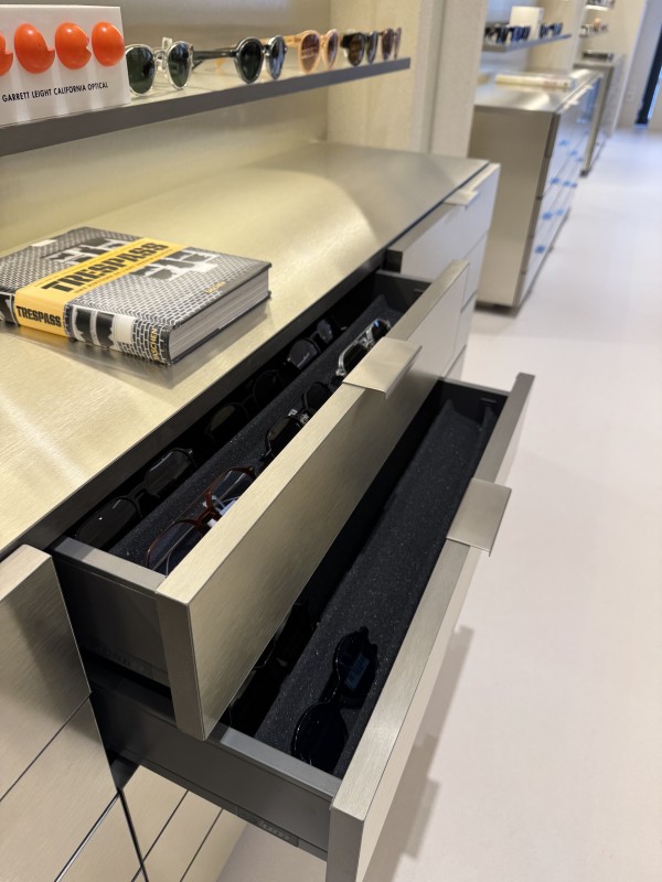 Fabrication de mobilier sur mesure en strat inox et chêne pour une boutique d’optique à Marseille 13012