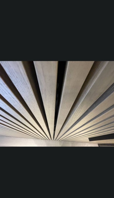 Artisan menuisier pour concevoir un dressing sur mesure en bois porte esprit claustra à Porto Vecchio en Corse